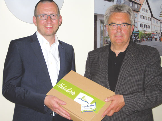 Die Hürde ist übersprungen: Der Vorsitzende von Haus & Grund Bad Kreuznach, Dr. Michael Frank (rechts), begrüßte bei der Jahreshauptversammlung Hartmut Raab als 1.000stes Mitglied und überreichte ihm die beliebte SooNahe-Beziehungskiste.